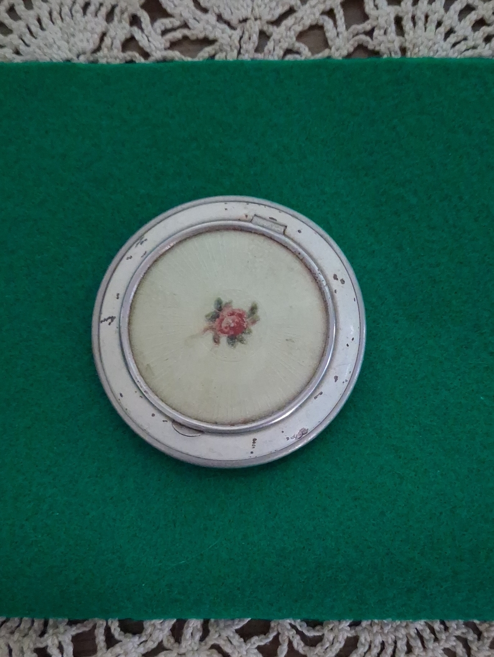 Vintage Floral Round Wall Accent in Cream and Pink